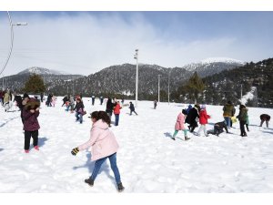 Tarsus’ta hiç kar görmemiş çocuklara kar sürprizi
