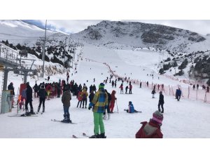 Ergan Dağı Kayak Merkezi’nde hafta sonu yoğunluğu