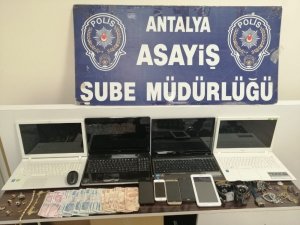 Antalya’da kapı göbeklerini kırıp 11 evi soyan hırsızlar yakalandı