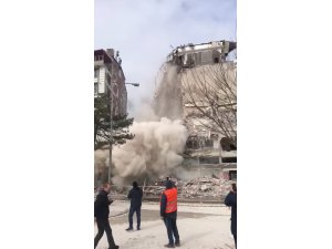 Depremde hasar alan bina yıkılırken çöktü