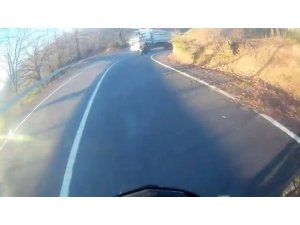 Motosiklet sürücülerinin ölümden döndükleri anlar kamerada