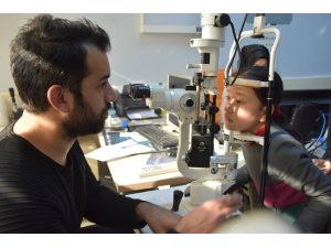 Düzensiz göçmen çocukları göz sağlığı taramasından geçirildi