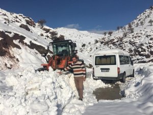 Batman’da kar nedeni ile kapanan köy yolları ulaşıma açıldı