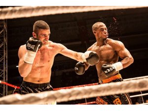 Mücahit Kulak, Hollandalı rakibini ezdi geçti