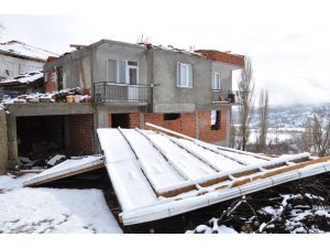Simav’da şiddetli rüzgar çatıları uçurdu