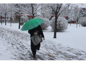 Uşak kent merkezine mevsimin ilk karı yağdı