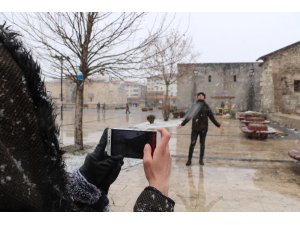 Kar yağışını fırsat bilen vatandaşlar doyasıya fotoğraf çektirdi