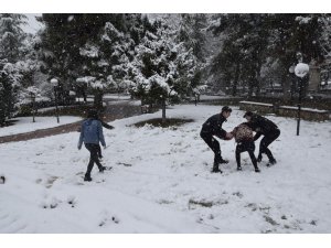Burdur şehir merkezine yılın ilk karı düştü
