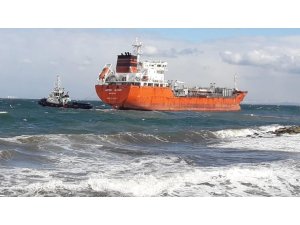 Yalova’da sürüklenen gemi kıyı ekiplerince tersaneye yanaştırıldı