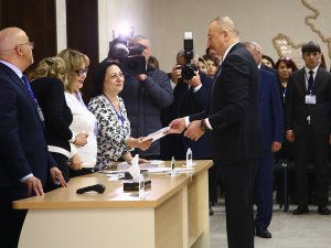 Azerbaycan'da erken seçimi Aliyev'in partisi kazandı