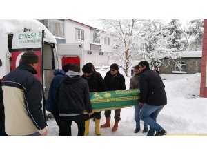 İstanbul’dan gelen cenaze, kar nedeniyle 3 gündür defnedilemedi