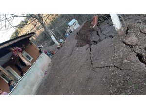 Adapazarı’nda toprak kayması nedeniyle bir ev boşaltıldı