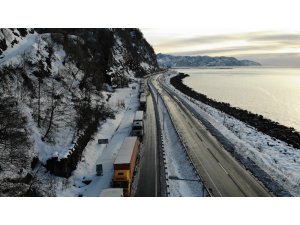 Gürcistan yolunda tır sürücülerinin kış çilesi
