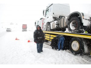 Tokat’ta yoğun kar yağışı ulaşımda aksamalara neden oldu