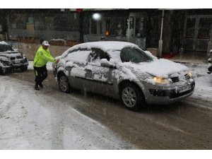 Artvin’de etkili olan kar yağışı trafiği felç etti