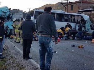 İzmir'de işçi servisi ile kamyon çarpıştı: 4 ölü, 8 yaralı