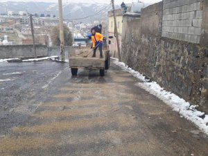 Cizre Belediyesi buzlanmaya karşı tuzlama çalışması başlattı
