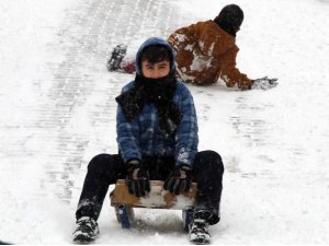 Bingöl’de kar çocuklara eğlence oldu