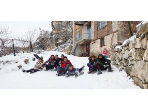 Mahalle arasında çocukların renkli kayak keyfi