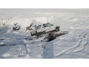 Karlı yolda kayan otomobil şarampole yuvarlandı