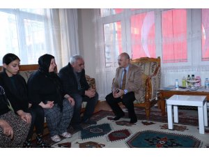 Vali Çakacak, Şehit Karaca’nın ailesini evinde ziyaret etti