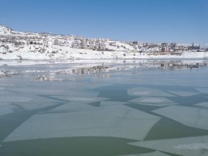 Tunceli’de baraj gölünün bir bölümü buz tuttu