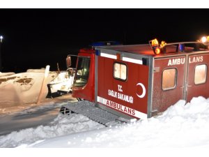 Bitlis’teki çetin kış şartlarında hastaların imdadına paletli ambulanslar yetişiyor