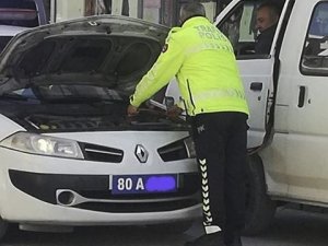 Polis, aracının aküsüyle yolda kalan vatandaşın aracını şarj etti