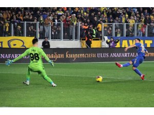 Süper Lig: MKE Ankaragücü: 1 - Fenerbahçe: 0 (İlk yarı)