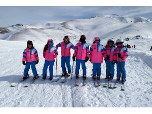 Gümüşhane’de kurtuluşa özel kayak yarışmaları yapıldı