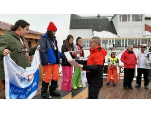 Yüzlerce kayakçı Erzurum’da yarıştı