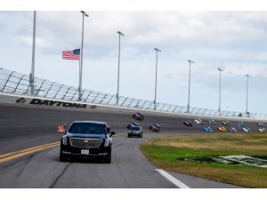 Trump’tan Daytona 500 yarışlarında gövde gösterisi