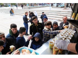Aksaray Belediyesi vatandaşlara çorba ve lokma ikram etti