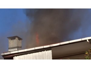 Şişli’de binanın çatısı alev alev yandı, vatandaşlar canlı yayın yaptı