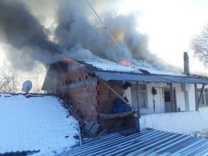 Kastamonu’da iki katlı ev yangında kullanılamaz hale geldi