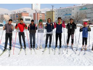 Parkı kayak pistine çeviren sporcular yarışlara hazırlanıyor
