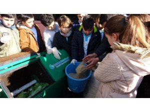 Öğrenciler yediklerini kompost haline getiriyor, geri dönüşüme katkı sağlıyor