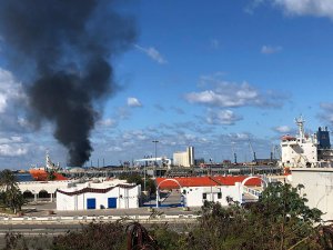 Hafter milisleri Trablus Limanı'na roketli saldırı düzenledi.