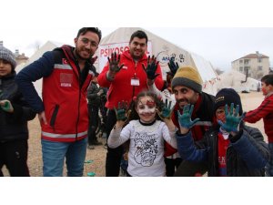 Ağrı’dan giden ekip, depremzede çocukların gönüllerine dokunuyor