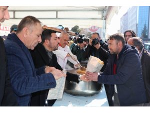 Nevşehir Belediye Başkanı Arı, tazminattan kazandığı paralarla kavurma dağıttı