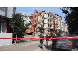 Avcılar’da, 5.8’lik depremin ardından hasar gören binanın yıkımı gerçekleştirildi
