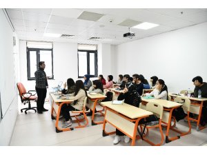 Çayırovalı öğrenciler üniversiteye gençlik merkezinde hazırlanıyor