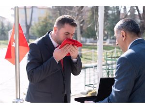 Şehit kabirlerindeki Türk bayrakları yenilendi