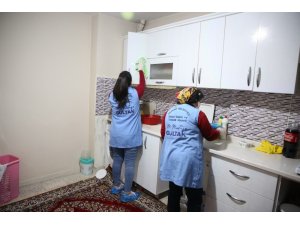 Akdeniz Belediyesi, evde bakım ve temizlik hizmetiyle yüzlerce kişiye ulaştı