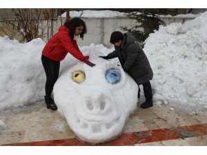 Van Gölü canavarının kardan heykeli yapıldı
