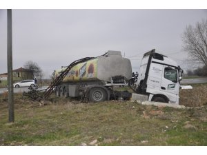 Yoldan çıkan yağ yüklü tanker elektrik direğine çarptı: 1 yaralı