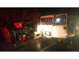Söke’de minibüs ve traktör çarpıştı: 2 yaralı