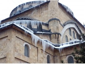 Camide oluşan buz sarkıtları sanatsal görüntüler oluşturdu