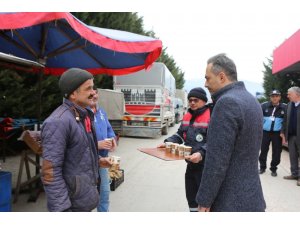 Bolu Belediyesi, pazar esnafı ile vatandaşlara çorba ikram etti
