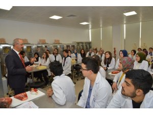 Rektör Karakaya, Tıp Fakültesi öğrencileri ile bir araya geldi